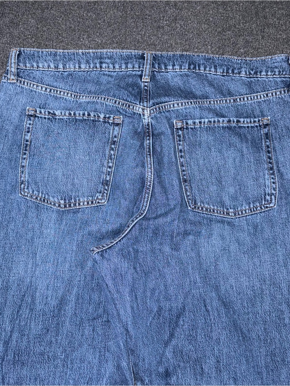 NEW Old Navy Slouchy Wide Leg Jeans Mid Rise Medium Blue Wash Button Fly Size 16 - Picture 5 of 8
